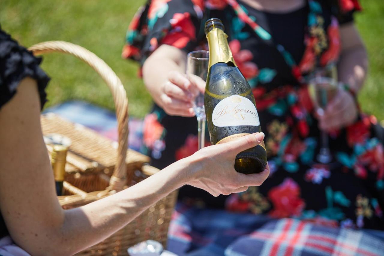 Balgownie Estate Yarra Valley Yarra Glen Exteriér fotografie A bottle of champagne